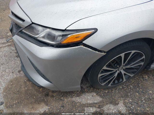 Toyota Camry Se Image 8