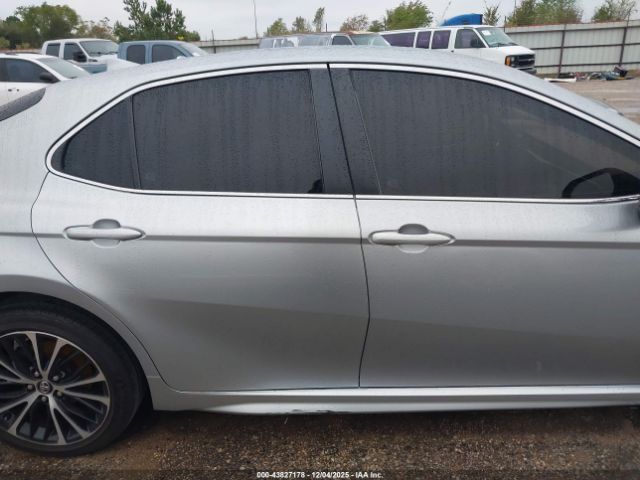 Toyota Camry Se Image 16