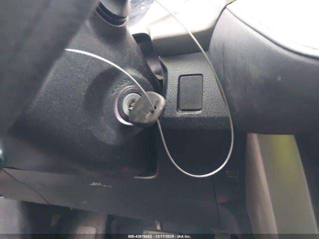 Toyota RAV4 Le Image 4