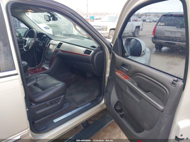 Cadillac Escalade Luxury Image 2