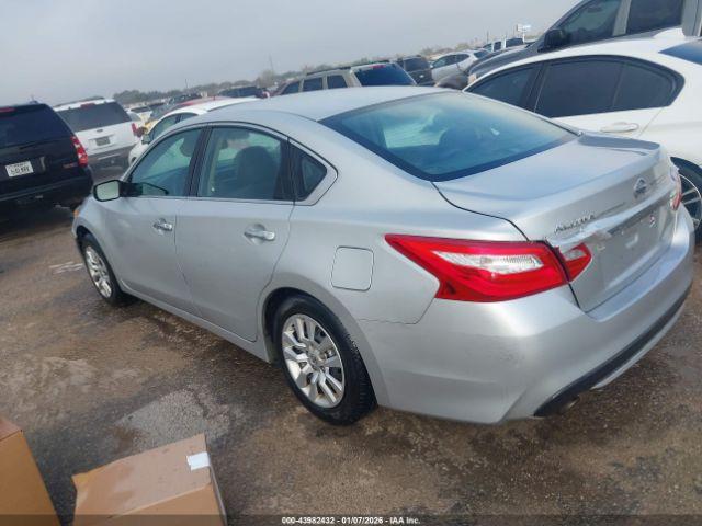 Nissan Altima Image 11