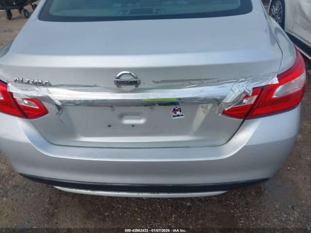 Nissan Altima Image 12