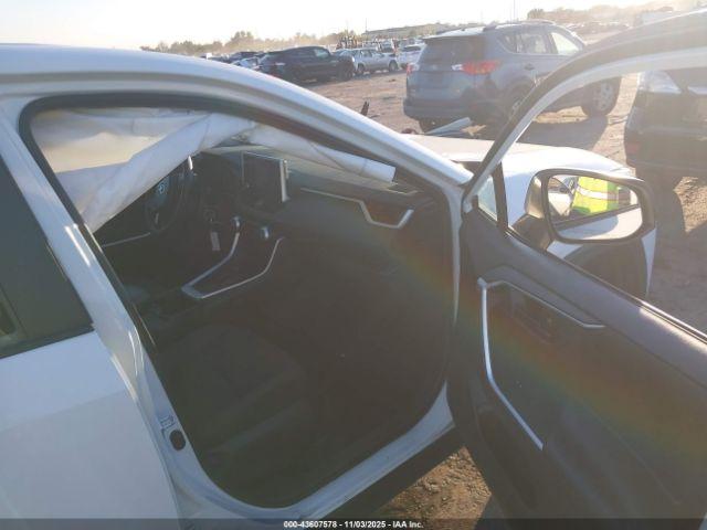 Toyota RAV4 Le Image 10