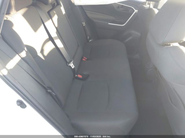 Toyota RAV4 Le Image 8