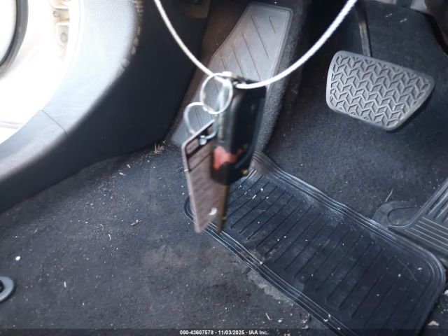 Toyota RAV4 Le Image 9