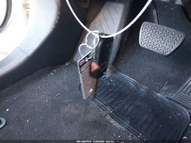 Toyota RAV4 Le Image 9