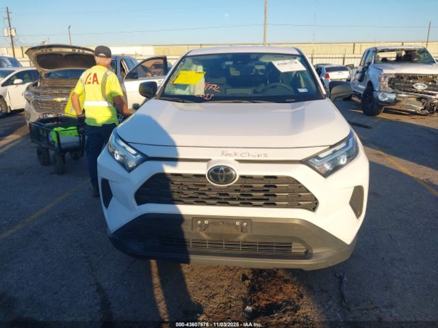 Toyota RAV4 Le Image 3