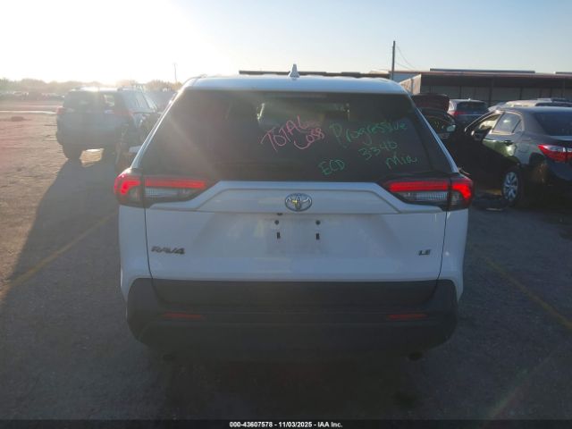 Toyota RAV4 Le Image 15