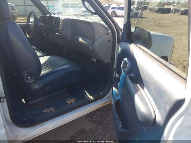 Chevrolet C1500 Fleetside Image 3