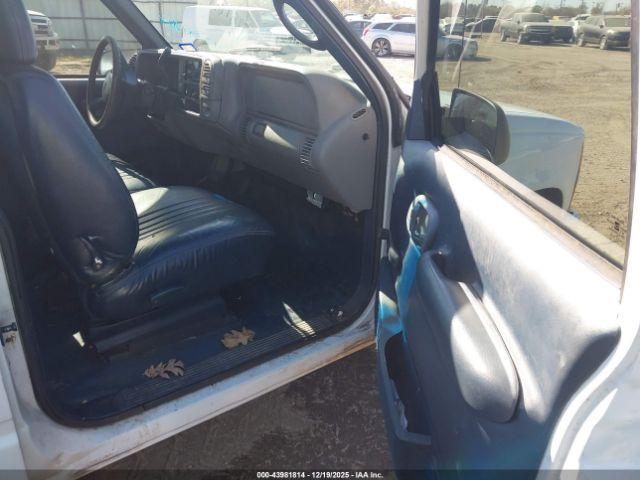 Chevrolet C1500 Fleetside Image 3