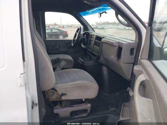 Chevrolet Express Image 3