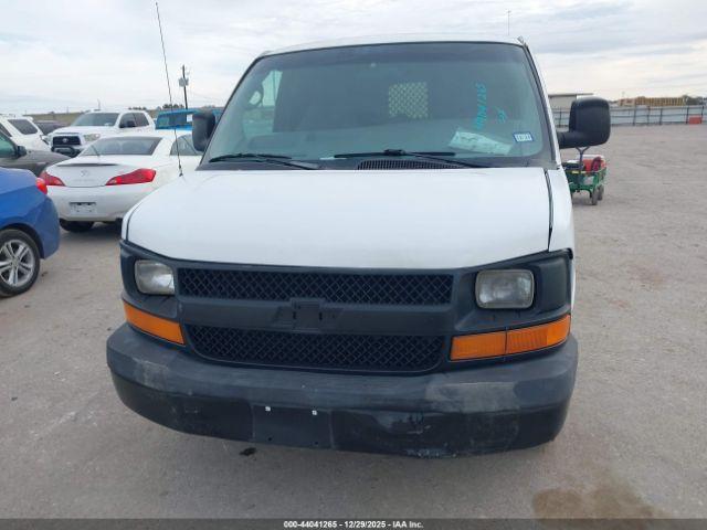 Chevrolet Express Image 2