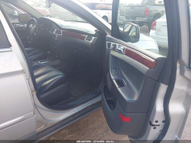 Chrysler Pacifica Touring Image 3