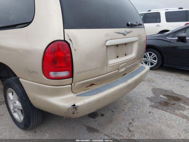 Chrysler Town & Country Limited Image 11