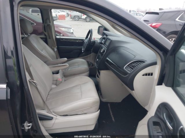 Chrysler Town & Country Touring Image 8