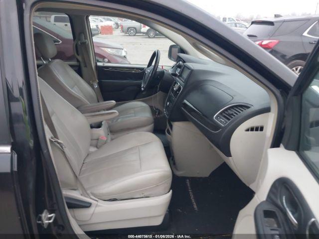 Chrysler Town & Country Touring Image 8