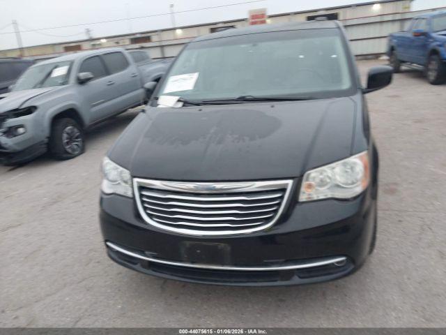 Chrysler Town & Country Touring Image 7