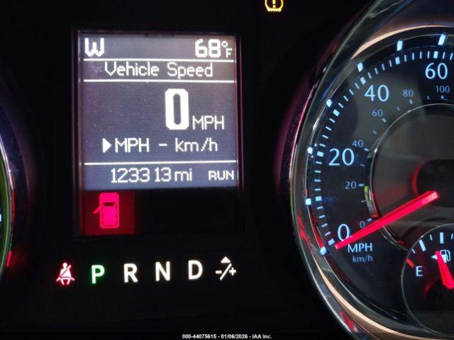 Chrysler Town & Country Touring Image 5