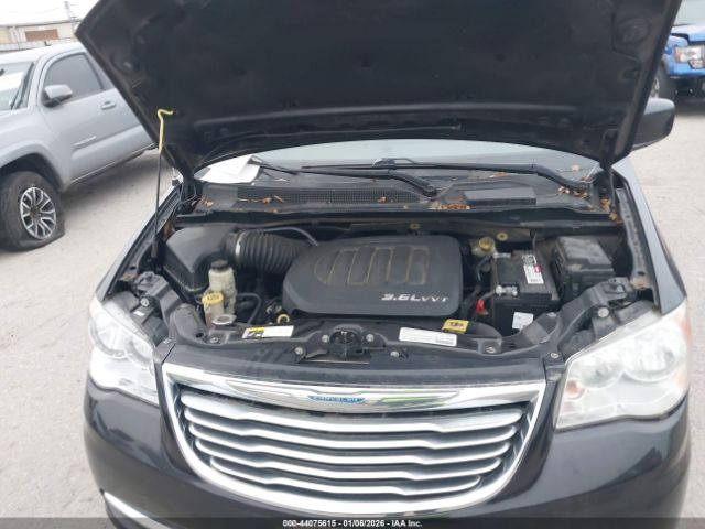 Chrysler Town & Country Touring Image 10