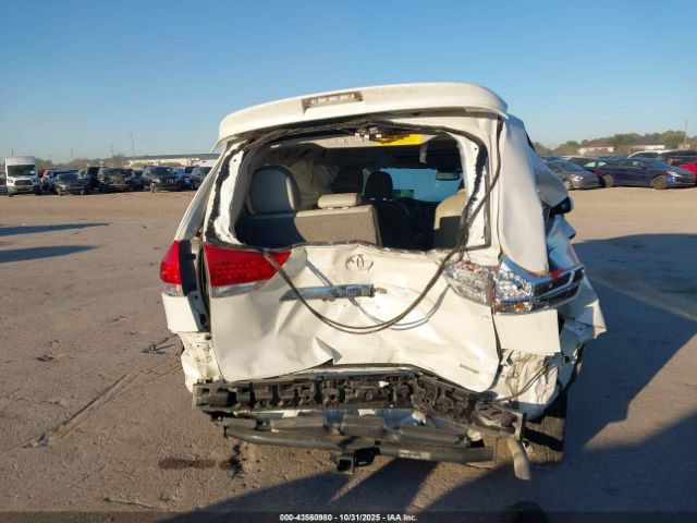 Toyota Sienna Limited V6 Image 2