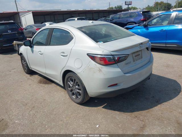 Toyota Yaris Le Image 16