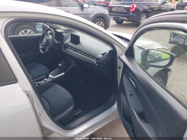 Toyota Yaris Le Image 8