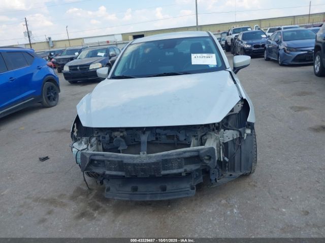 Toyota Yaris Le Image 9