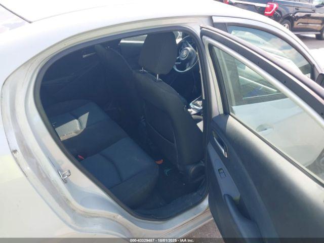 Toyota Yaris Le Image 6