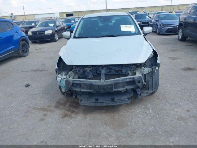 Toyota Yaris Le Image 10