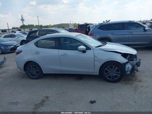 Toyota Yaris Le Image 11