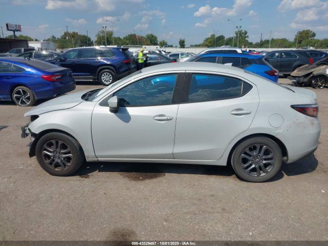 Toyota Yaris Le Image 13