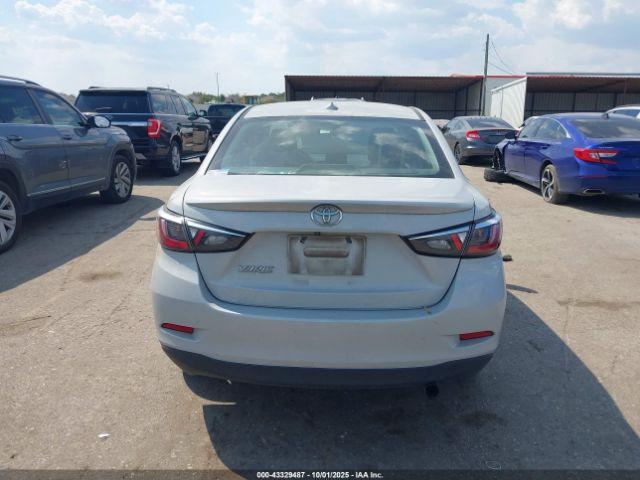 Toyota Yaris Le Image 15