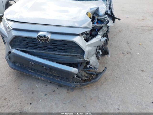 Toyota RAV4 Le Image 15