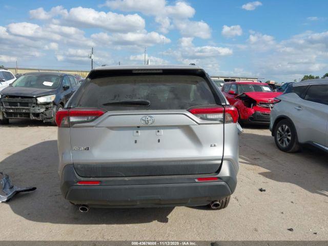 Toyota RAV4 Le Image 12