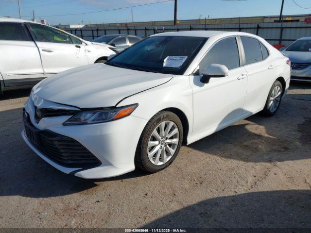 Toyota Camry Le Image 15