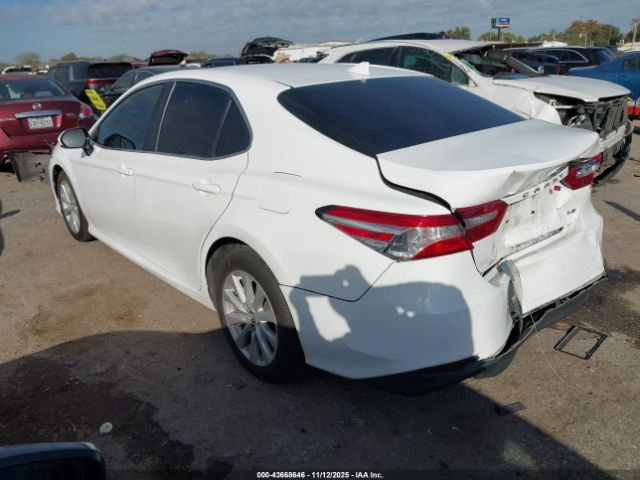 Toyota Camry Le Image 14