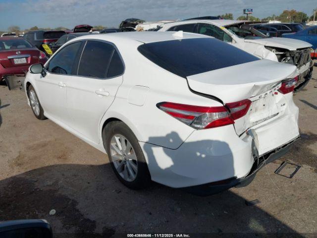 Toyota Camry Le Image 14