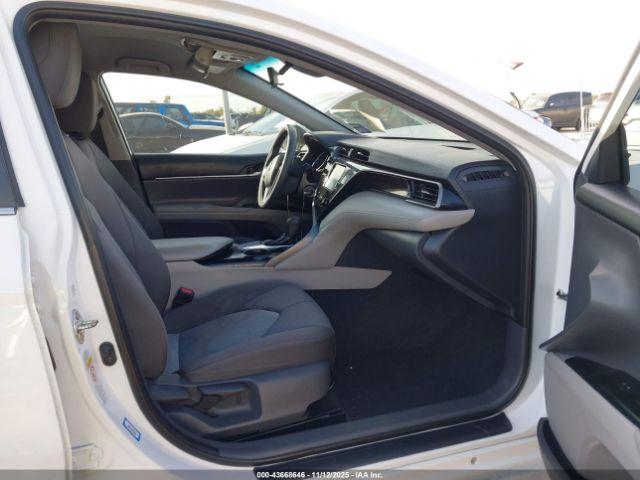 Toyota Camry Le Image 13