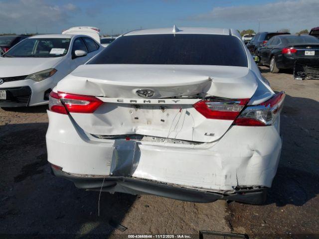 Toyota Camry Le Image 5