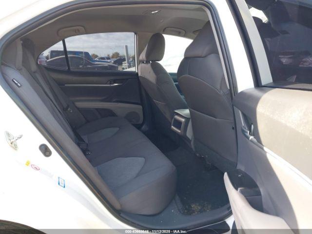 Toyota Camry Le Image 2