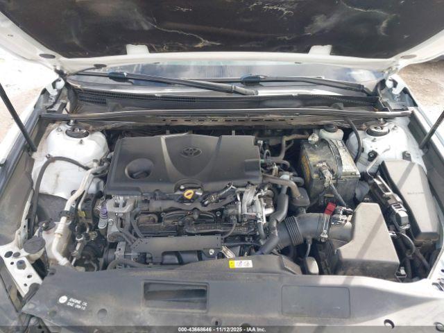 Toyota Camry Le Image 4