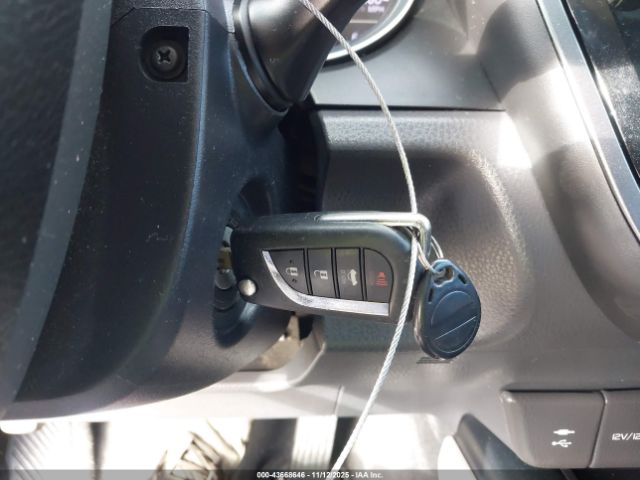 Toyota Camry Le Image 9