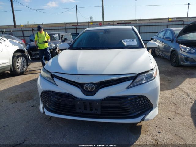 Toyota Camry Le Image 7