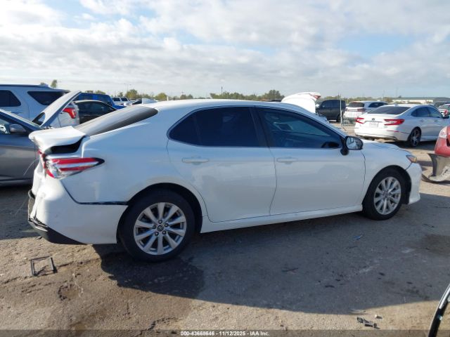 Toyota Camry Le Image 12