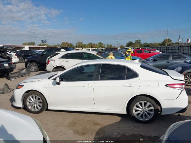 Toyota Camry Le Image 10