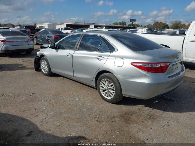 Toyota Camry Le Image 8