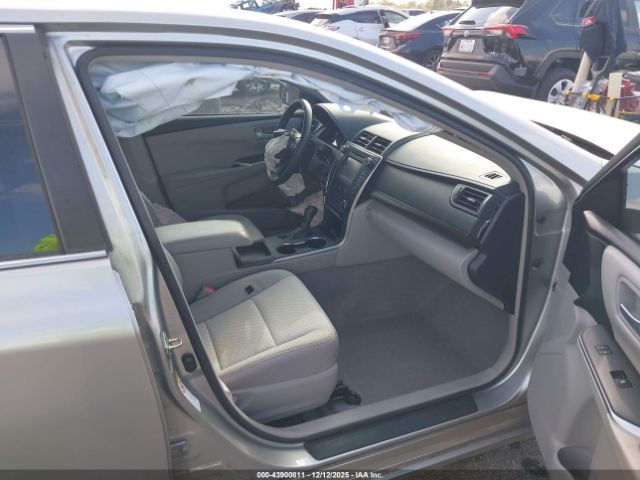 Toyota Camry Le Image 4