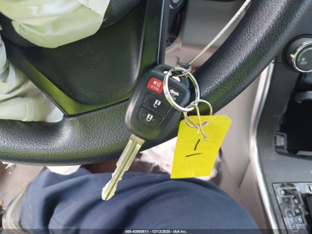 Toyota Camry Le Image 10