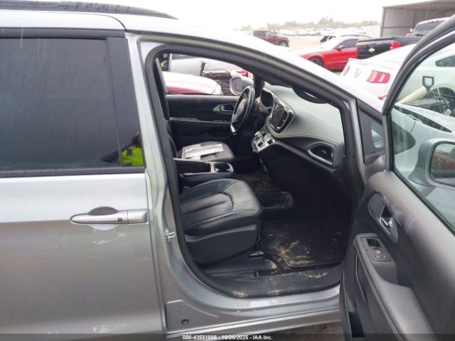 Chrysler Pacifica Touring L Image 3