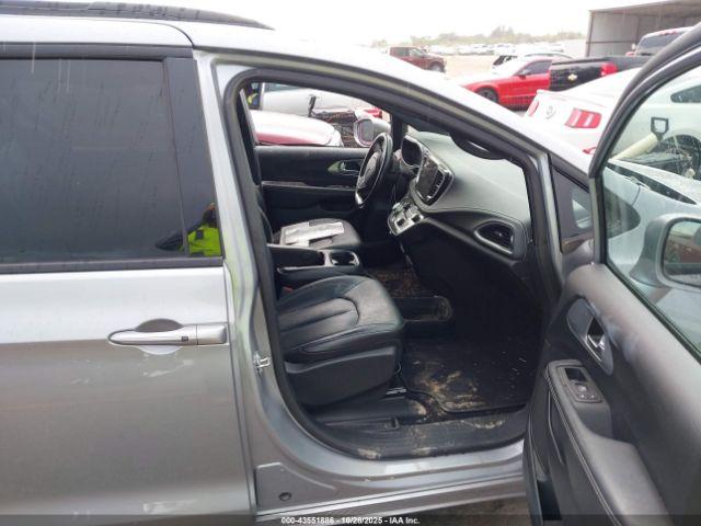 Chrysler Pacifica Touring L Image 3